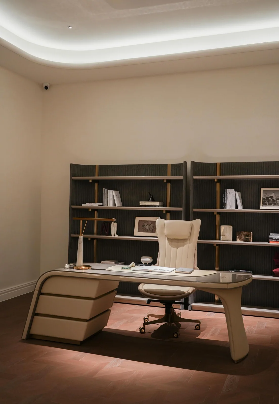 Desks & dressing tables